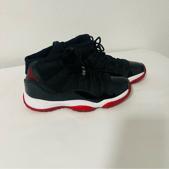 Jordan Air 11 Retro (GS) Bred 2012 Playoffs 4Y EUC 378038-010 Black/Varsity Red - Picture 3 of 8